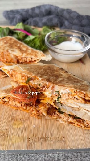 Alex Hughes | Fitness & Food on Instagram: "chicken and pepperoni pizza parcels 🍕🔥 super quick and easy high protein recipe to whip up when you’re in a hurry & if like me you constantly crave pizza 🤣🤤 I had mine for lunch and took one to work the next day cold and they were still banging. Each parcel is 425 calories and 46.3g protein ✅ Hit SAVE for your next easy recipe📌💗 Ingredients: 180g chicken breast Green chilli (optional diced) Red onion Tsp garlic granules Tsp oregano Salt and peppe