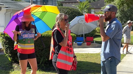 As new 6-week abortion restriction begins, advocates spread message at clinic