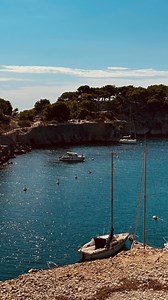 Pourquoi aller en randonnée avec des jeunes enfants dans les calanques proche de Cassis? Parce que c’est trop agréable! Des trucs: - des bons souliers pour ne pas glisser - de l’eau puisqu’il fait chaud - de la crème solaire - de la patience De Cassis, les deux premières calanques sont accessibles aux enfants! #calanques #calanquedecassis #cassis #explorefrance #cassisfrance #hikingwithkids #hikingculture #hike | Camille Dg