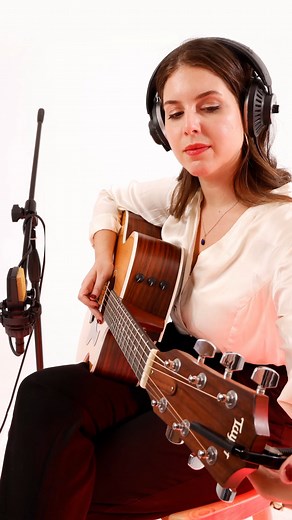 Nuestros capos Tri-Action aseguran una entonación estable y sin zumbidos, sin importar la tonalidad. Con tensión de muelle ajustable y construcción ligera de aluminio, es el capo perfecto para cualquier situación. | D'Addario Latinoamérica