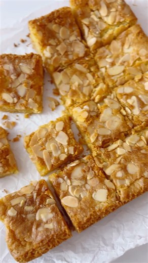 Paula Cinini on Instagram: "Uma delícia esse brownie de chocolate branco, já tive que fazer duas vezes nas últimas semanas e quem provou já estava pedindo a receita. Segura aí pessoal, é tão fácil de fazer que até as crianças podem ajudar! Brownie de Chocolate Branco: • 200g de chocolate branco (não usar cobertura nessa receita) • 100g de manteiga (com ou sem sal) • 230g de açúcar refinado • 3 ovos grandes • 1 colher de chá de pasta ou extrato de baunilha (opcional) • 140g de farinha de trigo •