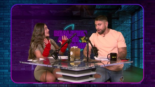 1K views · 30 reactions | Sus compañeras del equipo azul felicitan a Dennhi por su cumpleaños en #RealitiesAfterDark | Telemundo | Facebook