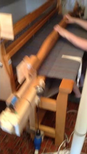 powered flying shuttle on the automatic cloth advance loom