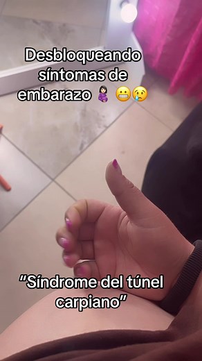 Desbloqueando síntomas en el embarazo 😢😬😅. “Síndrome del túnel carpiano”. ‼️ El síndrome del túnel carpiano (STC) es una neuropatía compresiva común, causada por la presión sobre el nervio mediano al pasar por la muñeca. Produce entumecimiento, hormigueo y debilidad en la mano y dedos, frecuentemente empeorando de noche. Es más común en mujeres y se asocia a movimientos repetitivos. #momlife #embarazadastiktok #momboy💙 #30semanas #baby2026