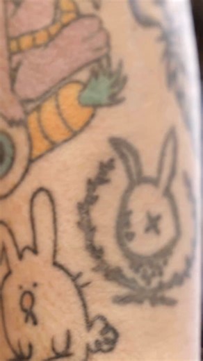 Bwnis ym mhobman ar Sul y Pasg… Guinness World Records Cymru 2024 🐰 NOS FORY! The most rabbits tattooed on the body (male) 🐰 Craig Evans 🏴󠁧󠁢󠁷󠁬󠁳󠁿 📺 Guinness World Records Cymru 2024 📆 01.04.24 🕗 20:00 ▶️ S4C, S4C Clic & BBC iPlayer #guinessworldrecord #easter #tattoos #pasg #easter #easterbunny #pasghapus #eastersunday #guinnessworldrecords #gwr #bunny #bunnies #rabbits #rabbit #rabbittattoo #rabbittattoos | S4C