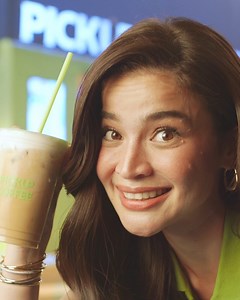 What’s the latest PICKUP? Hint: Caramelized custard crème topped with a creamy milk foam, made with rich espresso 💚 Meet the NEW PICKUP Crème Latte! 😍 #AnneCurtisxPICKUPCOFFEE #PICKUPCOFFEEPH #PICKUPCOFFEE | PICKUP COFFEE