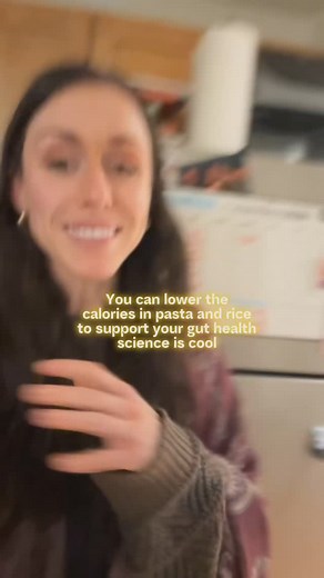 Making resistant starch by cooling your pasta and rice — I love science. Like, okay, let’s just cool our pasta and magically change the carbohydrate chain into resistant starch. ✨ Basically, resistant starch is a prebiotic fiber, so your body ‘uses’ those calories to feed your gut bacteria and do other magic. It’s not, ‘Cool your pasta and drop 100 calories,’ but more fiber = fewer blood sugar spikes, and that’s just cool. Don’t overthink it — just enjoy your pasta AND be happy. 🍝💃 #sugar #blo
