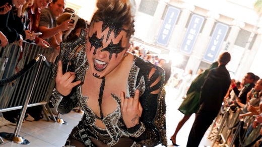 JoJo Siwa pushes back on criticism of her adult era while debuting dramatic all-black look