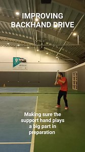 Single handed Backhand is helped by the non dominant hand supporting the racket head and initiating the shoulder turn. #tennisbackhand #singlehandedbackhand #onemoreball | Tennis