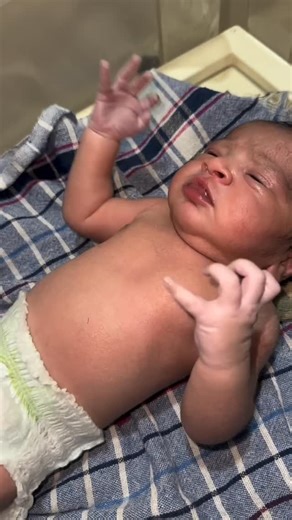 헕헜헡헗헜헬헔 헩험헥헠헔 on Instagram: "Jitteriness Of newborn baby. Adorable   #newborn #newbornbaby #babyboys #bindiyasarraff"