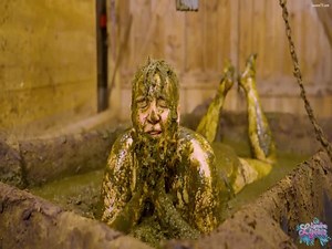 Dungjama mit Kuhscheiße gefüllter Pyjama