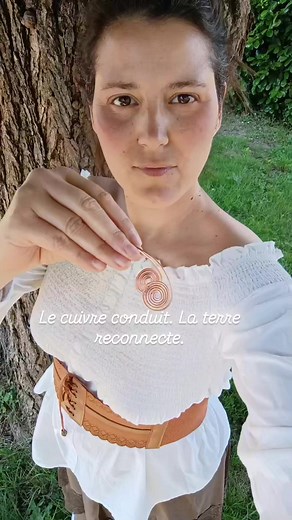 ✨ La spirale… une forme que l’on retrouve partout dans la nature. Des coquillages aux plantes, des fleurs aux galaxies, certaines formes du vivant suivent les proportions du nombre d’or et les spirales de Fibonacci. Des motifs anciens, naturels et harmonieux, symboles de mouvement, d’évolution et de connexion au vivant. 🌿 Ces spirales en cuivre pur se portent sur les mains ou les pieds, comme un rappel de ralentir, ressentir et revenir à soi. Le cuivre, connu pour sa conductivité, rencontre ici