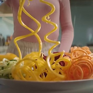 Desata la magia del accesorio cortador en espiral #kitchenAid  Cortar en espiral puede transformar completamente las frutas y verduras cotidianas ¡Amarás el resultado!  Manzanas 杻 Calabaza violín 塞 Repollo 凌 Zanahorias 勒 Pepinos 凜 Patatas y batatas ☀️ Calabaza de verano  Calabacín | El Tío Sam Puerto Vallarta | Facebook