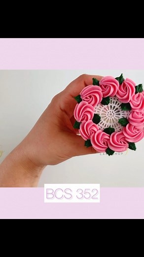 Cute mini rosettes with a cake lace background 🌸 #cupcakequeen #buttercreamcupcakes #cupcakebouquet #floralpiping #cupcakebouquetsofinstagram #buttercreamflowers #cupcakeart #cupcakesofinstagram #cakedecorating #floralcake #cupcakes #cupcakedesign #cakeart #flowerpiping #cakedesign #cupcakeoftheday #cupcake #cakeideas #cakelove #cakedecorator #cupcakebouquet #handpipedflowers #pipingflowers #pipingskills #pipedflowers #pipingtutorial #buttercreamflowertutorial #cupcaketutorial #cupcakes #butter