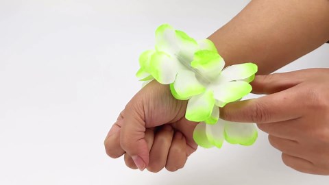 Atonofun 64 PCS Leis for Luau Party - Tropical Tiki Flowers Necklaces, Hawaiian Leis Bracelets, Headbands for Adults Hawaiian Beach Luau Party Favors Supplies