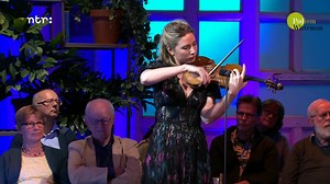 Violist Rosanne Philippens speelt in haar nieuwe cd-project alle stukken helemaal solo. Bij ons in de uitzending speelde ze twee delen uit 'Airs dans le Genre Roumain' van de Roemeense componist en violist George Enescu. | Podium Klassiek
