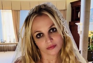 Britney Spears Eats Cake Off Floor For Her Birthday!