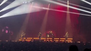 Al fin tenemos una 8Ball de Mania. Hoy tocaron Wilson (Expensive Mistakes) Vía @ spoken_opinion en Twitter X | Fall Out Boy Dreamers México