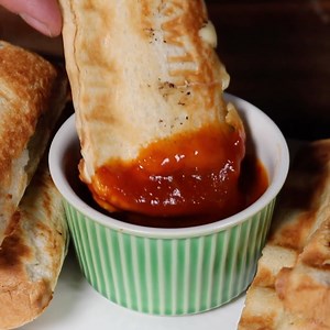 I tried the new Hot Dog Tool from Japan. I ordered this Hot Dog Gadget on Amazon Japan and love the results. This tool will cover your dogs with toppings in a single slice of bread. Quick, easy and delicious recipe ideas for great BBQ fingerfood! | 0815BBQ