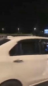 Selamba bawa laju, seret motosikal sejauh 500 meter Oleh KOSMO! 1 Ogos 2024, 1:27 pm PETALING JAYA – Tular di media sosial video memaparkan pemandu kereta jenis Honda CRV memandu laju dan melulu serta menyeret sebuah motosikal dalam satu kejadian di simpang Taman Velox, Rawang malam tadi. Menerusi video berdurasi 18 saat yang dimuat naik pengguna Han Amin, kelihatan kenderaan itu memecut laju kira-kira sejauh 500 meter walaupun tayar di sebelah kanannya sudah tercabut. Meskipun beberapa kenderaa