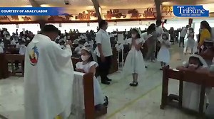 WATCH: FIRST HOLY COMMUNION Students of San Vicente Elementary School in Barangay San Vicente, Quezon City, receive their First Holy Communion at Immaculate Heart of Mary Parish. | 📹 Analy Labor #firstcommunion #DailyTribune | Dyaryo Tirada