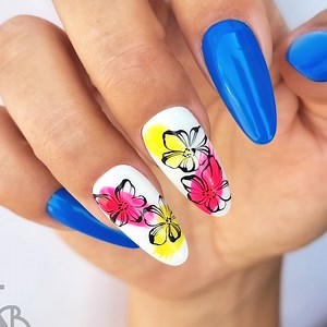2.3K views · 103 reactions | 李In questo lavoro la nostra Mari Irimia ha usato la nuova Revival Collection, puntando tutto sulla vivacità dei colori estivi! La nail art punta tutto sul fascino irresistibile del floreale, con fiori stilizzati come unico elemento decorativo dell'unghia. Segui step by step questo video tutorial per replicarlo e per scoprire quali prodotti da usato! #SaBellesa #nailart #nails | Sa Bellesa | Facebook