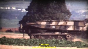 1980 REFORGER Certain Rampart - Ich will ne Zeitmaschine..!!! Günther hat uns ein Video dieser Übung besorgt....unglaublich. Leider kein Ton, aber ein unglaubliches Zeitdokument. Gefilmt wurde in Pfraunfeld,Geyern ,Bergen und Rohrbach. Auch der provisorische Feldflugplatz in Mantlach ist zu sehen. Wer ähnliches Material besitzt, meldet euch bitte. Wir Digitalisieren das für euch Kostenlos. Es wäre ein Jammer wenn das irgendwann mal im Müll landet. Neues Video in unserem Viedeokanal, und den gibt