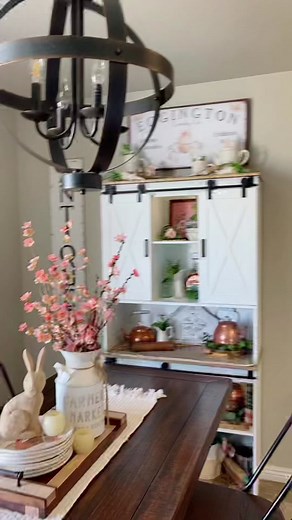 Spring Bee Decor for a Farmhouse Chic Dining Room