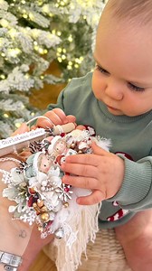 Tiny hands, big Christmas magic 🤍 This sweet woven panel made by Alyona Ivchik with our Loom Kit became someone’s favorite decoration — and honestly, we get it. Those adorable Twinkle & Treats elves, the soft textures, the cozy layers… it’s the kind of handmade piece that feels like Christmas memories in the making. Crafted with love using Twinkle & Treats by The 3 Girls Tale, with a little extra charm mixed in from From the North Pole — because some collections were just meant to play together