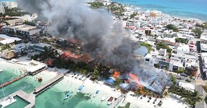 Arde el paraíso: incendio en Isla Mujeres consume tiendas y restaurantes