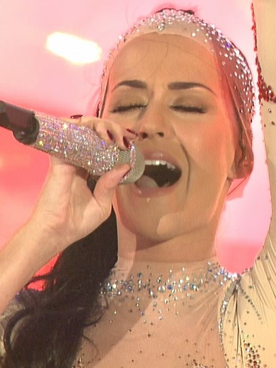 Katy Perry's Firework Live Performance at MTV EMAs 2010