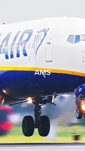Ryanair Boeing 737 Touchdown at Airport