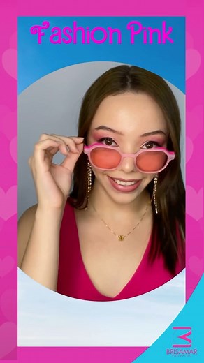 A Onda Pink veio com tudo para transformar a moda com glamour e muito glow!!! Confira alguns dos looks que separamos para você brilhar em todos os lugares, seja na festa, na balada, num passeio casual e até na hora de dormir! Fashion: Feminino: Vestido e casaco da Planet Girls, sapato e bolsa da Stiletto e acessórios da Refinatto Masculino: Dom Figueira Esporte: Feminino: BlackFit e tênis esportivo da Kallan Masculino: Andifutebol Relax: Feminino: Pijama e máscara de dormir da C&A, chinelo da Ha