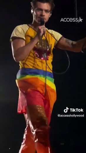 Harry Styles Rips His Pants On Stage
