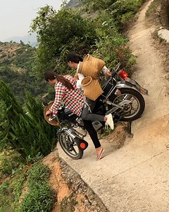 Skilled woman drives motorcycle like a pro on narrow roads! 🏍️ | Simple Life
