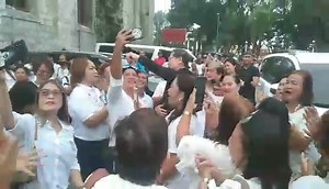 10K views · 260 reactions | WATCH: Naghulat ang supporters ni anay Iloilo City Mayor Jed Patrick Mabilog sa guwa sang Molo Church subong nga aga. Sang nag-abot na ang former mayor, mainit ini nga gin-abi-abi paagi sang mga Ilonggo paagi sa pagkanta sang "Happy Birthday" para sa iya ika-59 nga kaadlawan. Madamo man ang naghakos kay Mabilog agud i-welcome ini matapos ang pito ka tuig sini nga pagpuyo sa luwas sang pungsod. | Bombo Radyo Iloilo | Facebook