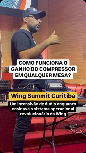 Sim, o compressor padrão em qualquer mesa é para aumentar o nível de saída e não compensar o quanto aplicou de limiar (threshold). Por isto mesmo eu dei o exemplo de colocar o limiar (threshold) em 0dBFS e colocar a proporção (ratio) em 1:1, como não haverá atenuação, se o ganho fosse compensação ele não atuava. Como não é compensação e sim um nível de saída, ao aumentar o ganho irá ter mais saída. Sim, a Wing tem outros plugins além do compressor Wing Compressor e sim eles trabalham de várias f