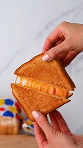 Wonder® and Cheddar Cheese the ultimate grill cheese duo. #ItStartsWithWonder #GetCreativeWithWonder #grilledcheese #cheesepull | Wonder Bread Canada