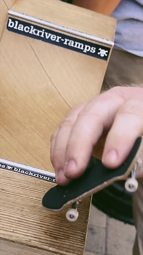 Doing manchild things at the @slushcult minimart. Ft. @caspersconcrete @csyfb_ @lune.decks @jetli.fb and @pollo.fb #fingerboard #fingerboarding #fingerboarder #fingerboardtv #fingerboards #slushcult #kalyedecks #techdeck | FB.Christopher