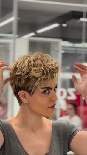 24K views · 365 reactions | Descoperă farmecul unei tunsori pixie cu bucle! ‍♀️✨ Alege lejeritatea și stilul unei tunsoari care îmbină perfect feminitatea buclelor cu modernitatea pixie-ului #Pixie #Ondulat #Onduleuri #Tunsori  https://tunsorilamoda.com | Tunsori la moda | Facebook