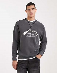 Tommy Jeans – Sweatshirt in verwaschenem Schwarz mit mittiger, bogenförmiger Logoapplikation | ASOS