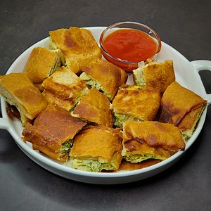 Mughlai Paratha Recipe | Crispy Fried Egg Paratha | Traditional Mughlai Recipe | Corner Cooks