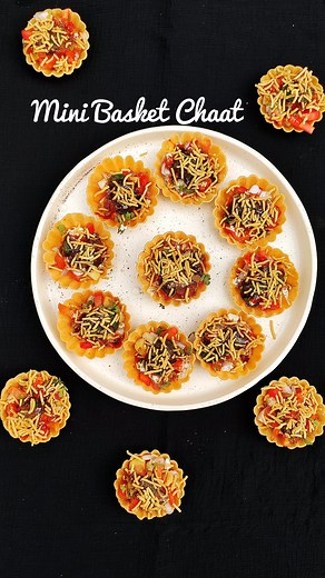 🪹Mini Basket Chaat🪹 . Ingredients Basket chaat puri Boiled potatoes (chopped) Onions (chopped) Tomatoes (chopped) Sweetened Curd Mint coriander chutney Dates tamarind chutney Chaat masala Black salt Roasted Cumin powder Sev . Tag someone who will make this for you ❤️ Save and share this with your friends and family 💛 For more such recipes, keep following us @my_kitchenn_diaries @my_kitchenn_diaries . #basketchaat #chaat #homemade #streetfood #healthyfood #easyrecipes #quickrecipes #recipeofth