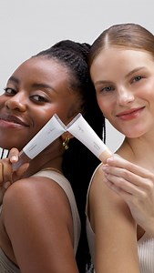 You don’t need to be a makeup pro to see why the @ereperezcosmetics Oat Milk Foundation is a crowd favourite! 🌸 This lightweight, buildable foundation delivers the perfect dewy, medium-to-full coverage that lasts all day without feeling heavy. Why we love it: ⭐️ Non-greasy, natural finish ⭐️ Suitable for all skin types, even sensitive ⭐️ Packed with nourishing ingredients like oat milk, peach, and vitamin E Say goodbye to cakey foundations and hello to a fresh, breathable glow that melts effort