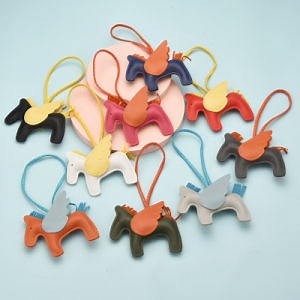 [Hot Item] Leather Key Chains Custom Creative 3D Fashion Keychain Luxury Cartoon Horse Shaped Bridle Keychains