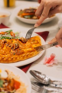 Meet the showstopper of our Reunion Menu, packed with flavour and good fortune! Get yours now and savour a taste of prosperity. 💚🧧 | Dandy Modern Food