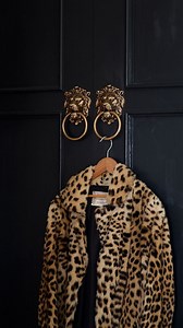 37K views · 3.9K reactions | ✨Cómo usar animal print (sin fallar)✨ El truco es simple: un solo animal print por look . Si tu top tiene print, baja el resto con neutros 懶癩. Si el bolso es el protagonista, deja que destaque sin competir ✨. Leopardo = clásico y sexy Cebra = moderno Pitón = elegante Así te ves chic, intencional y cero recargada  #quitoecuador #lifestyle #moda #belleza #fashion | Saruka Rodriguez | Facebook