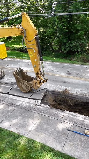 Who knew sewer line installation could look this good? #sewerline #utilities #utilityconstruction #construction #constructionproject #constructionwork #constructionworker #constructionworkers #roadwork #heavycivil #heavycivilconstruction #heavyconstruction #civilconstruction #heavyequipment #heavyequipmentoperator #equipmentoperator #excavator #excavators #excavatoroperator #southwestvirginia #swva #abingdon #abingdonva | Jones Road & Bridge