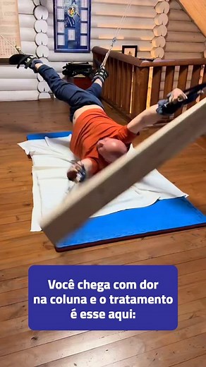 🚨 Alerta de "tratamento russo" pra coluna! Tem gente por aí trocando a fisioterapia por um treino de tortura medieval com trilha sonora de filme de ação dos anos 90 😂 📌 Spoiler: isso NÃO resolve dor na coluna. 📌 Segunda dica: sua coluna não precisa ser girada, esticada e sacudida como se fosse massa de pastel. Na Clínica Rumo, a gente leva sua saúde a sério — com métodos baseados em ciência, não em cenas de dublê. 👉 Quer cuidar da sua coluna de verdade? Vem pra Rumo. Aqui a única coisa que