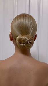 ‼️ Tutorial ‼️ A minimalist * sleek bun* is always a good choice. #sarbtimea #bridalstylist #bridalhair #haireducation #hairreel #bridallook #hairtutorial #bridalinspo Makeup by @iazdenisa Bride: @insta_antonia | Timea Sârb